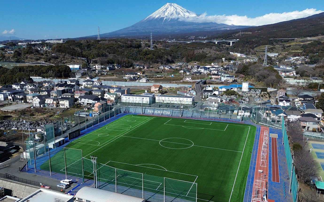 富士山のを背景にした富士市立高等学校屋外運動場の航空写真