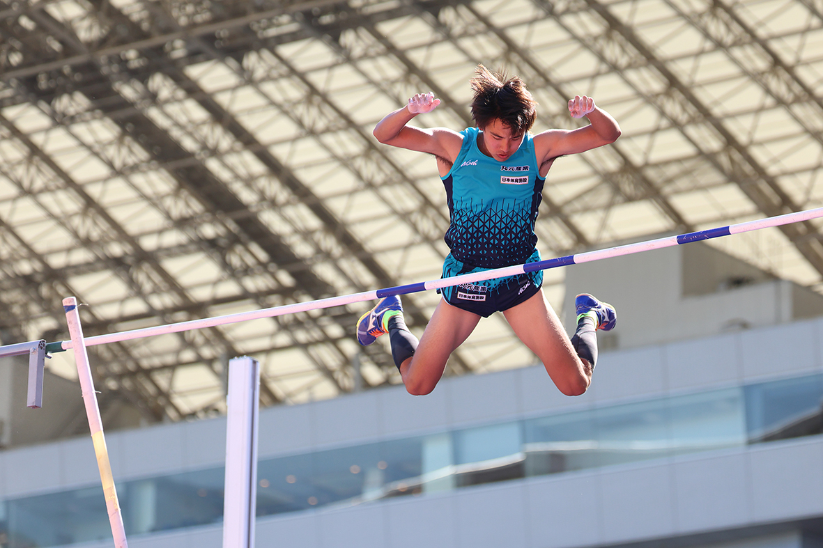 ユニフォーム着用の竹川倖生選手の競技中の様子