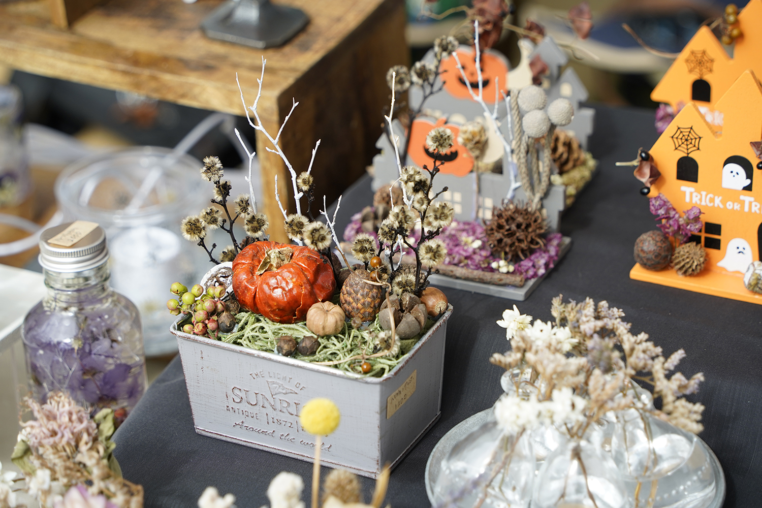 ハロウィンモチーフの雑貨販売の様子