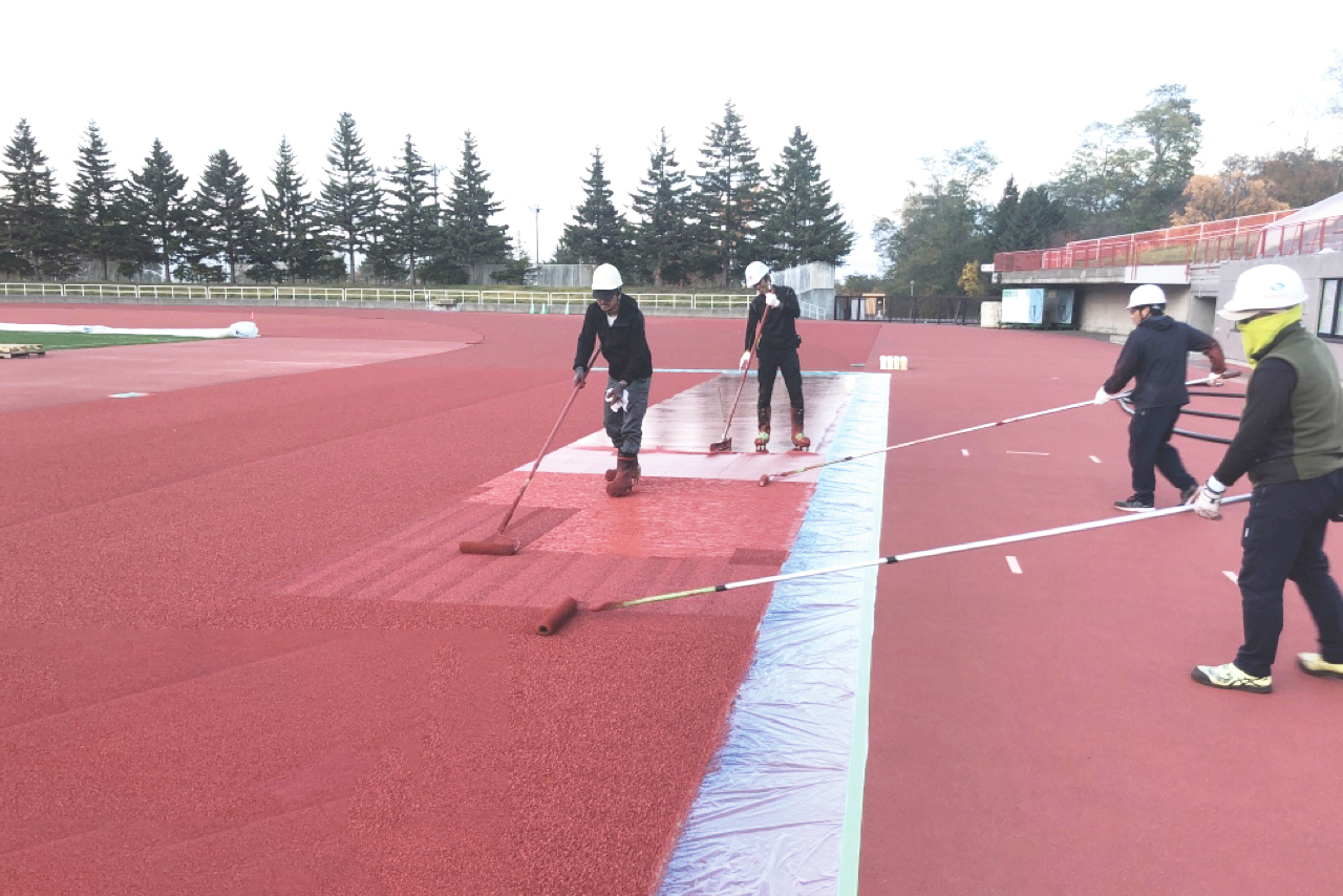 ウレタンを塗布し陸上トラック表面を仕上げる施工