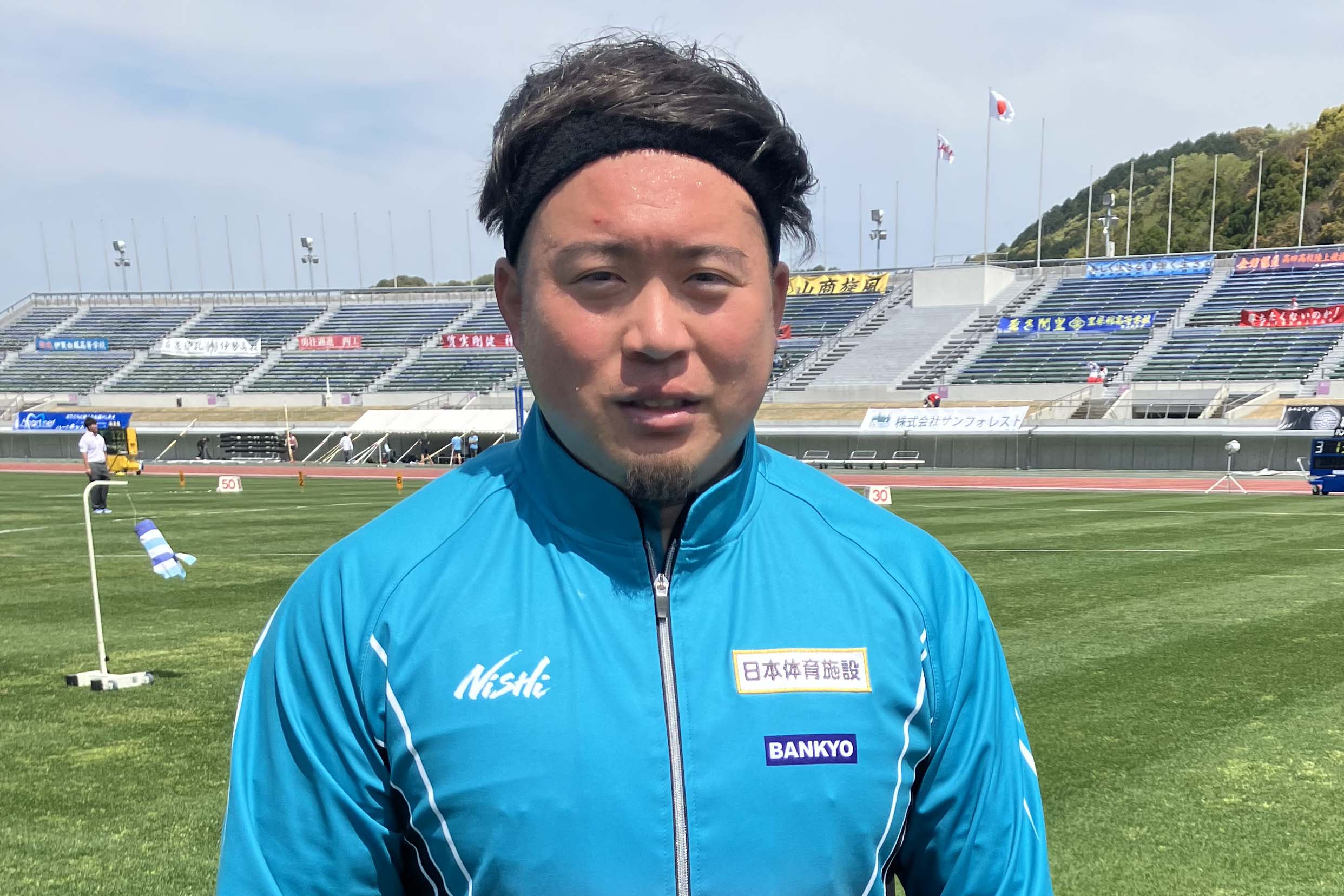 村上輝選手のユニフォーム着用の様子