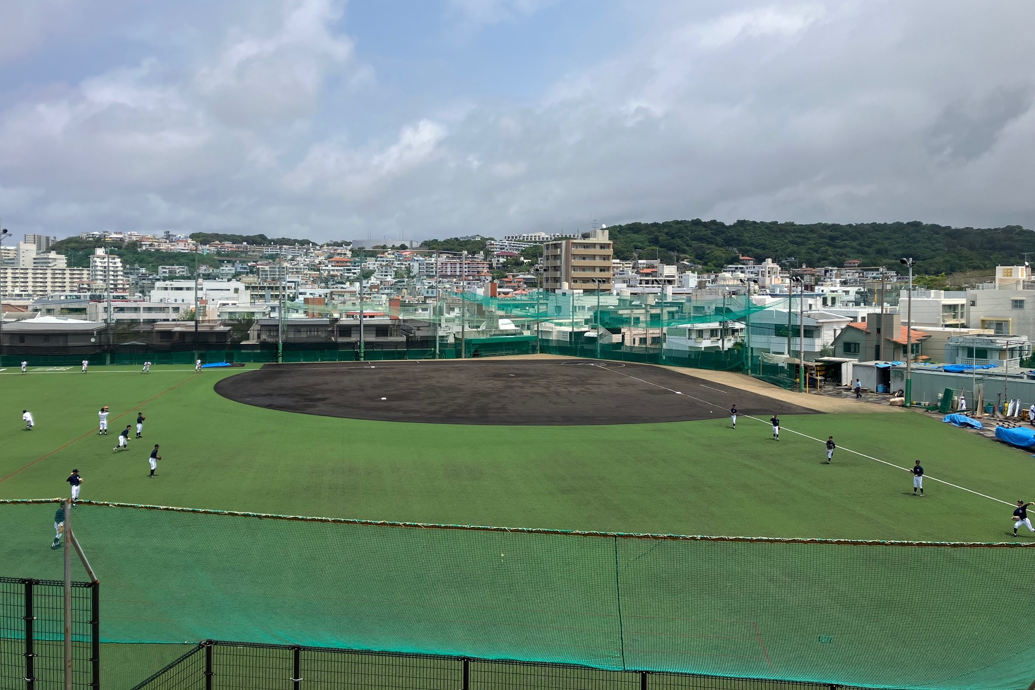 人工芝に改修された高校野球グラウンドの全景