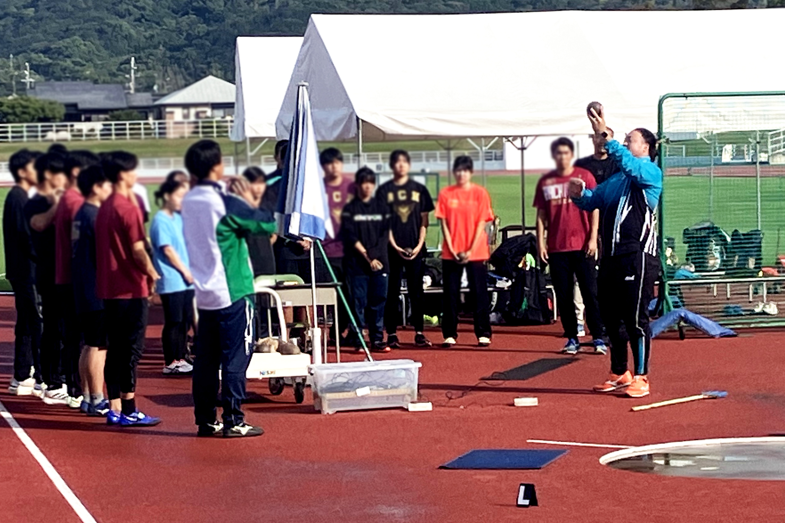陸上競技教室で高校生に投てきを指導する村上輝選手