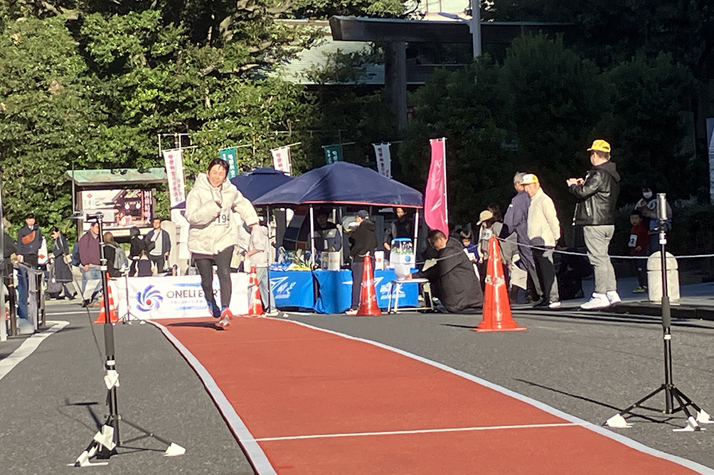 東京大神宮通り20m25cmかけっこトライの様子