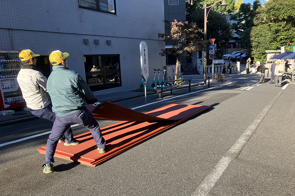専用器具でウレタンマットを敷設する作業