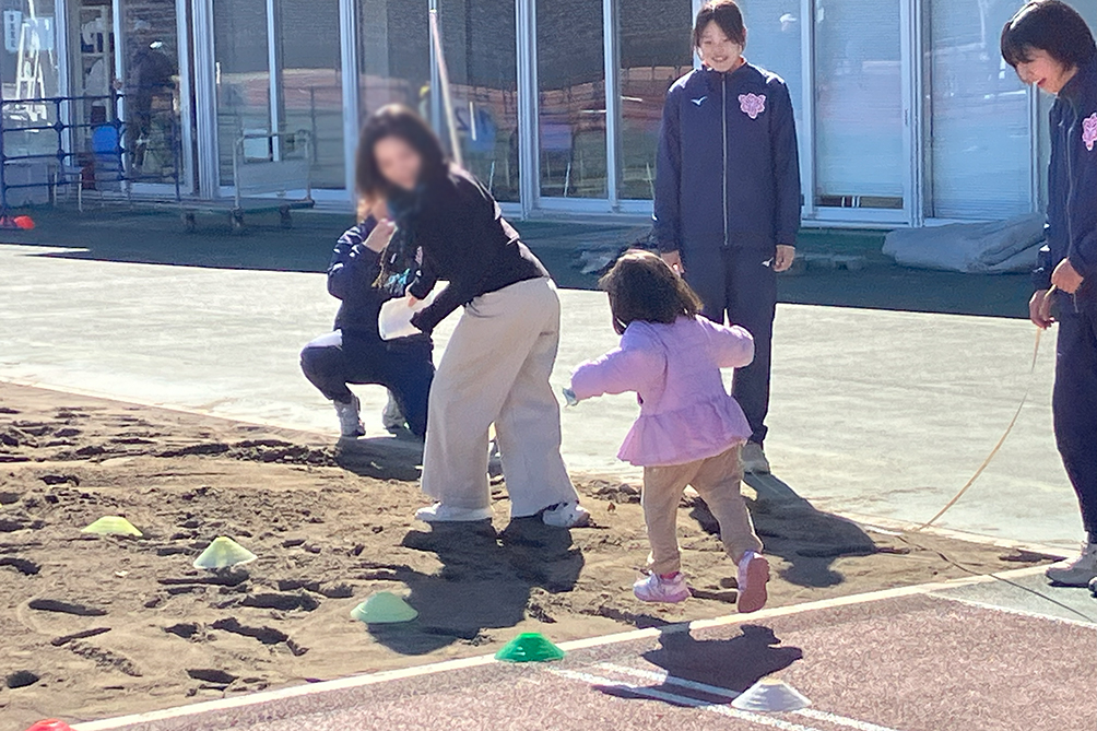 親子で走幅跳体験に参加する子どもの様子