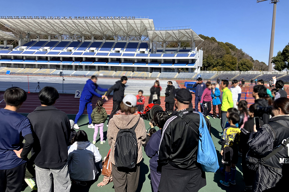 町田GIONスタジアムで開催された走り方教室・バトンパス教室の様子
