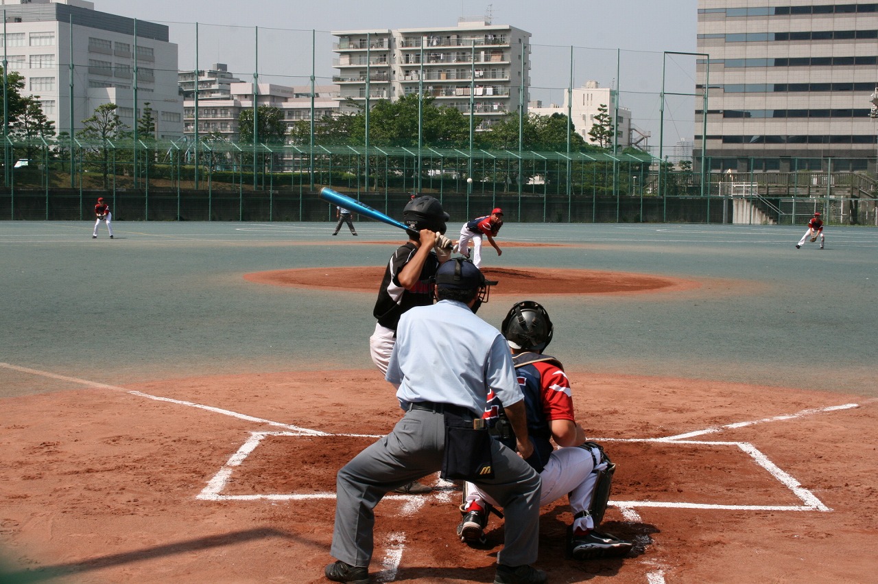 天王洲公園の野球場での試合の様子