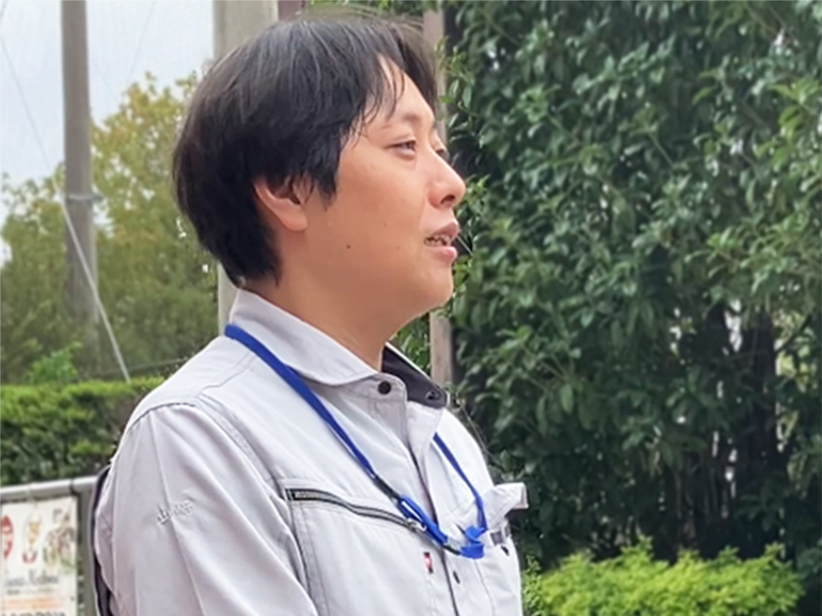 やさしいほほえみで利用者とお話しする山﨑さん