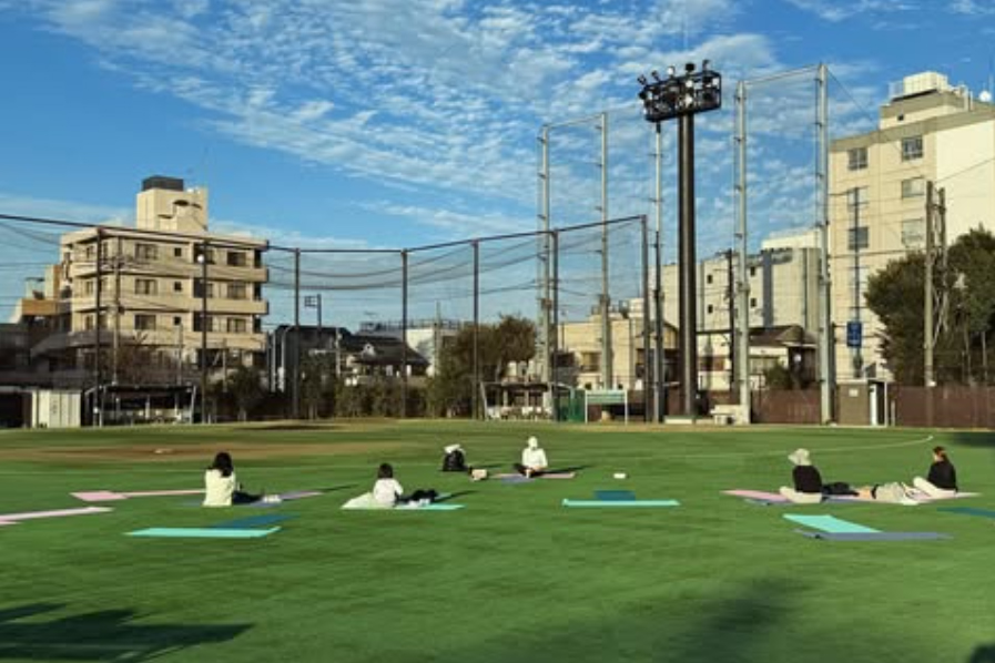 哲学堂公園野球場で行われたヨガ教室
