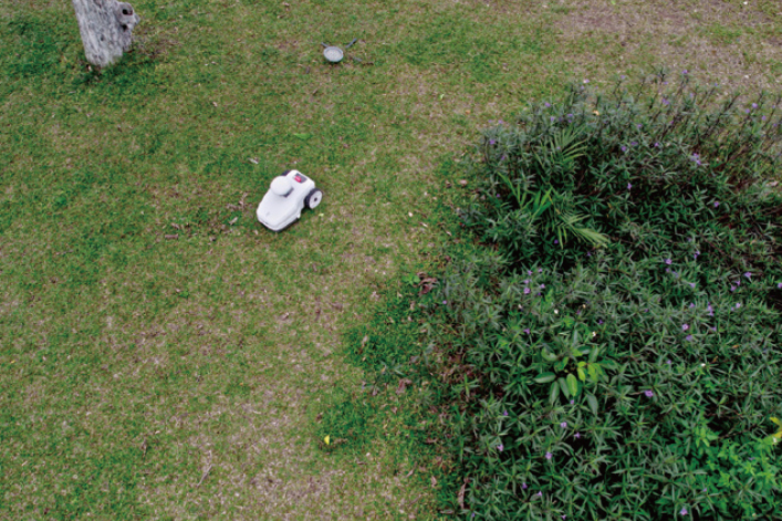 障害物を回避しながら走行する芝刈りロボットのイメージ