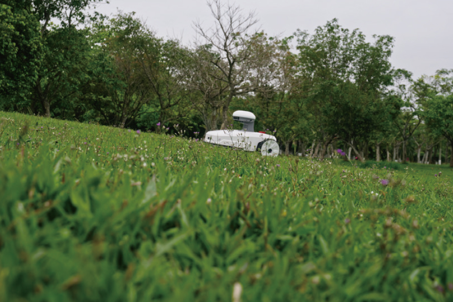 傾斜地で走行する芝刈りロボットのイメージ
