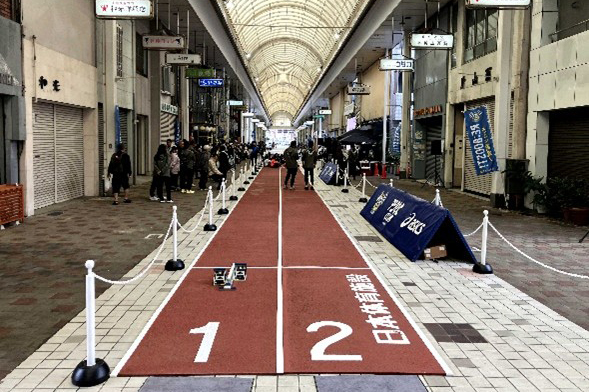 商店街に設置された仮設ウレタン走路の全景
