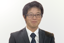 人工芝工事のスペシャリストとして登場した<br>大坪チームリーダー