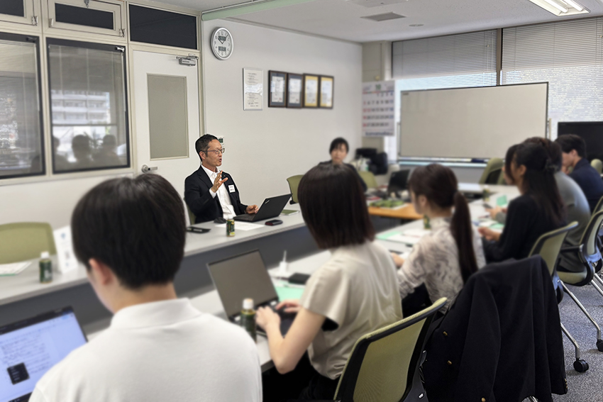 iU情報経営イノベーション専門職大学 情報経営イノベーション学部Joe Hug教授のゼミ生によるヒアリング調査の様子