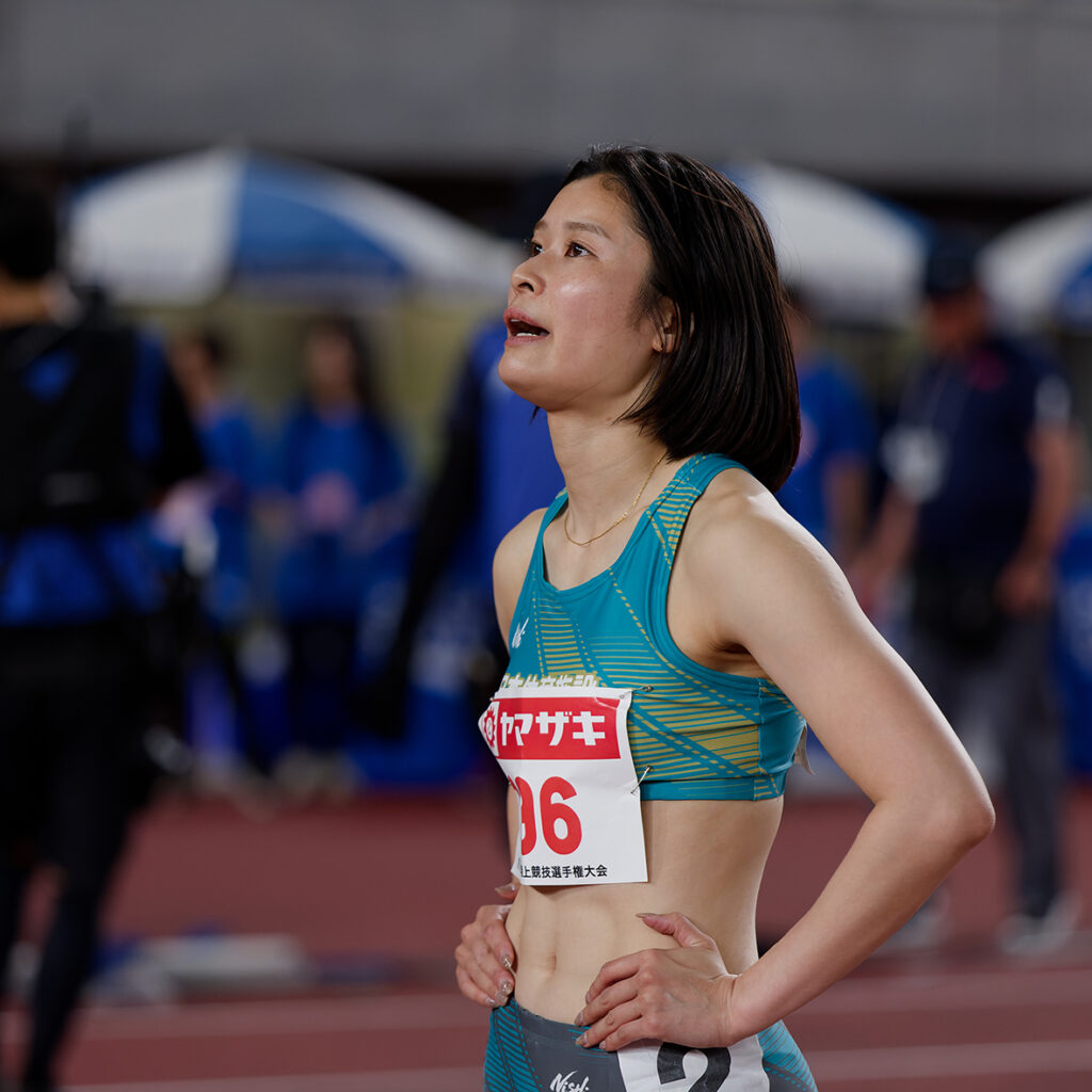 準決勝で表示されたタイムを見つめる小宮選手
