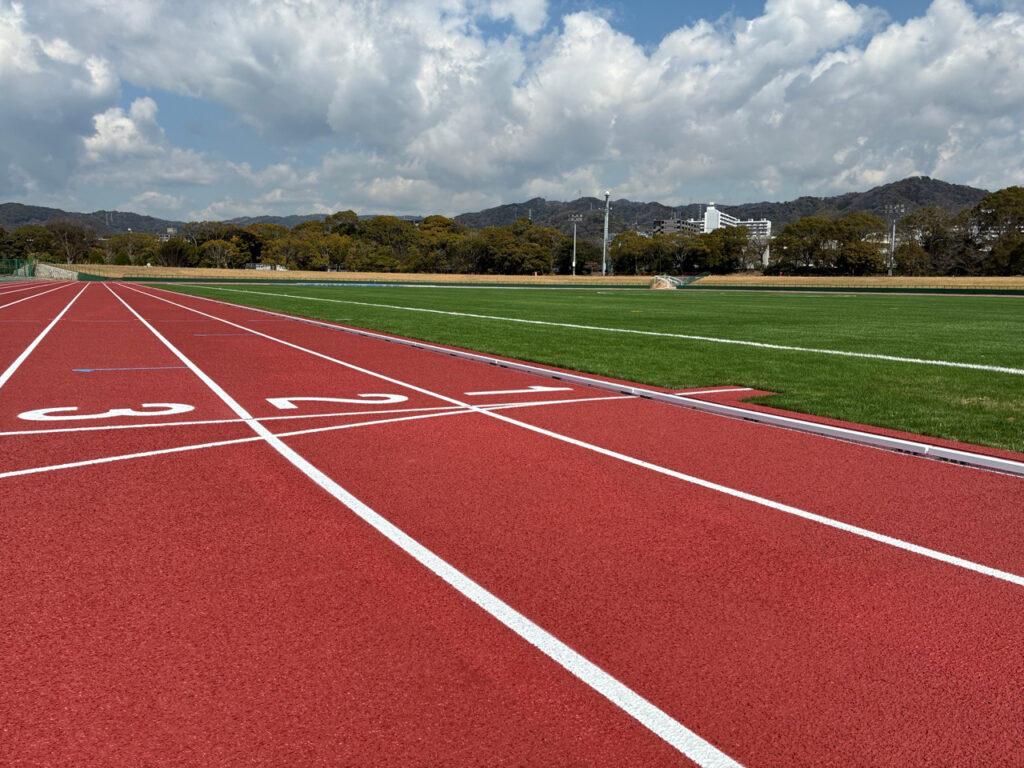 メイン側直送路の赤い陸上トラック